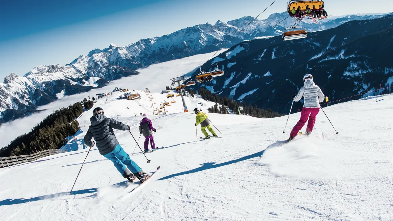 Skidåkare skidsemester Saalfelden Leogang