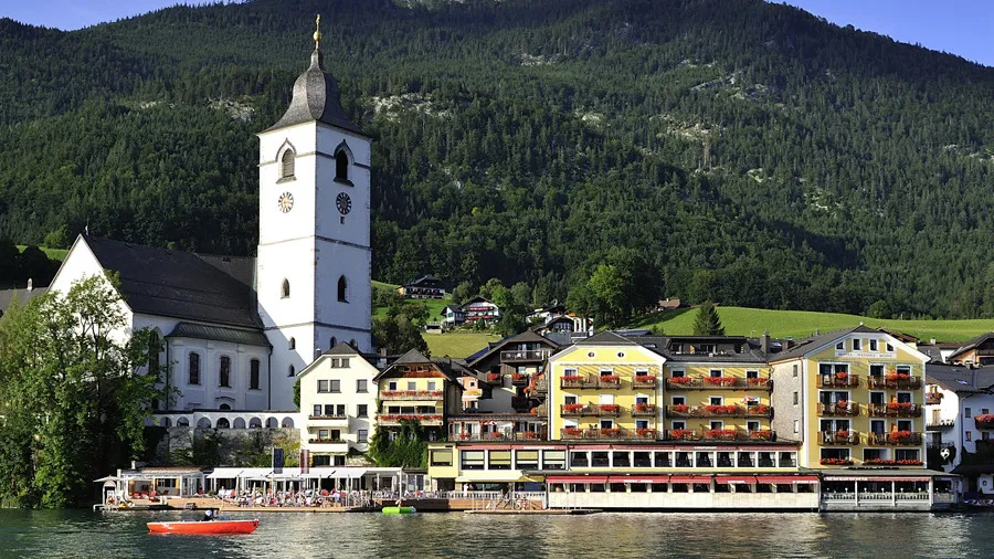 Wolfgangsee med världsberömda Gasthof Weisses Rössl st wolfgang