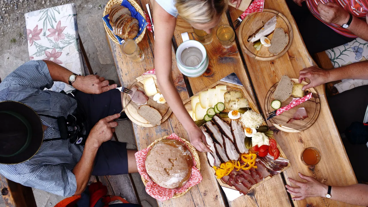 Jausenpause med lunch på fäbod vandring semester i Österrike