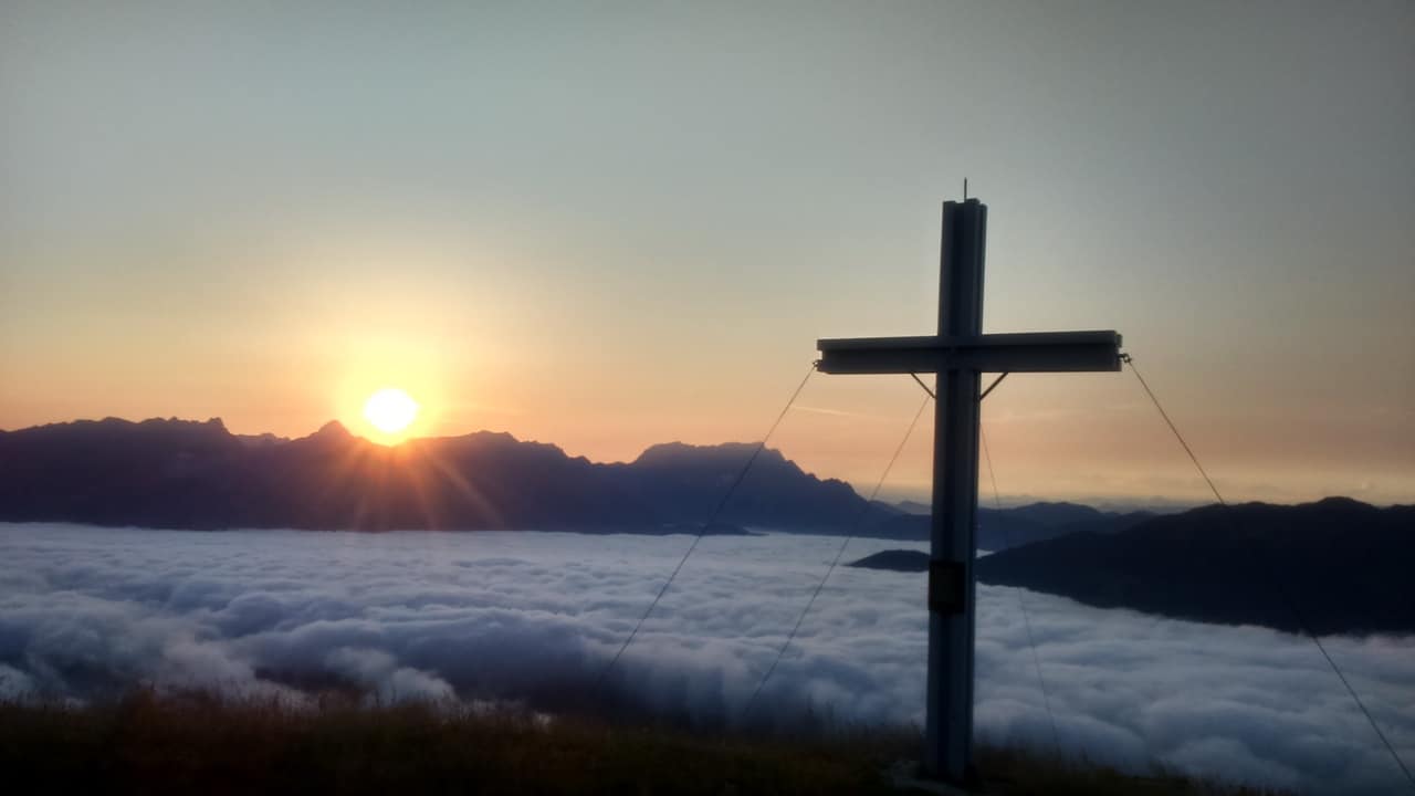 Soluppgång vid toppen Sausteige Semester i Österrike