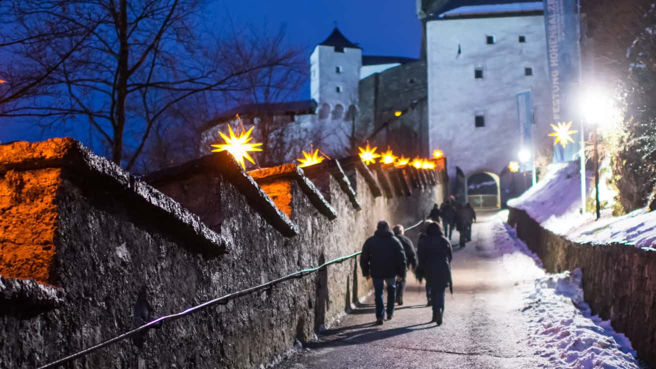 Jul advent adventsmarknad julmarknad fästning Hohensalzburg Salzburg vintersemester Österrike