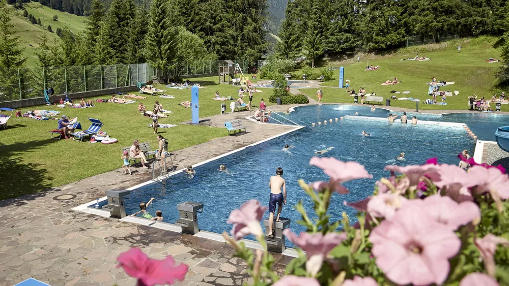 Waldbad i Ischgl Paznaun Tirol Semester i Österrike