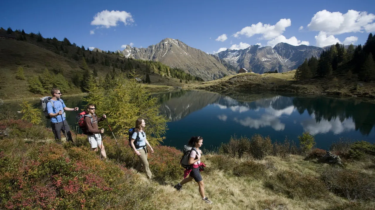 Vandrare vid Wirpitschsee Lungau Österrike-Austria Travel