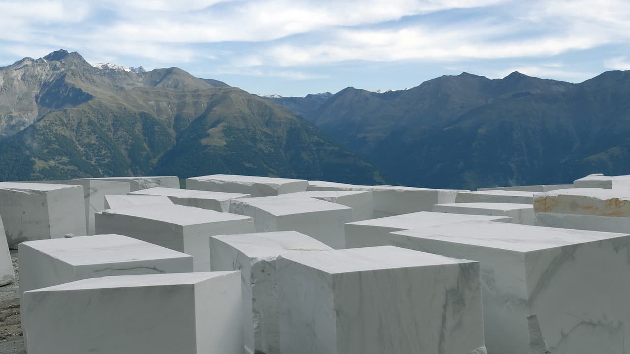 Marmorblock ovanför Laas Vinschgau Sydtyrolen