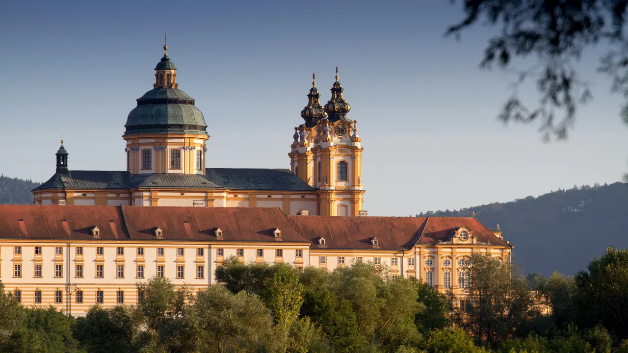 Stift Melk i Wachau vid Donau