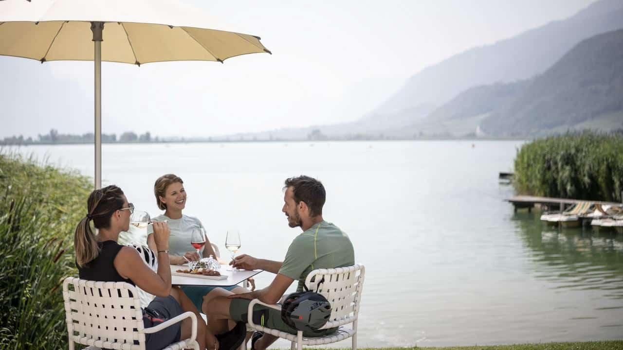 Paus med vin i cyklingen i Sydtyrolen