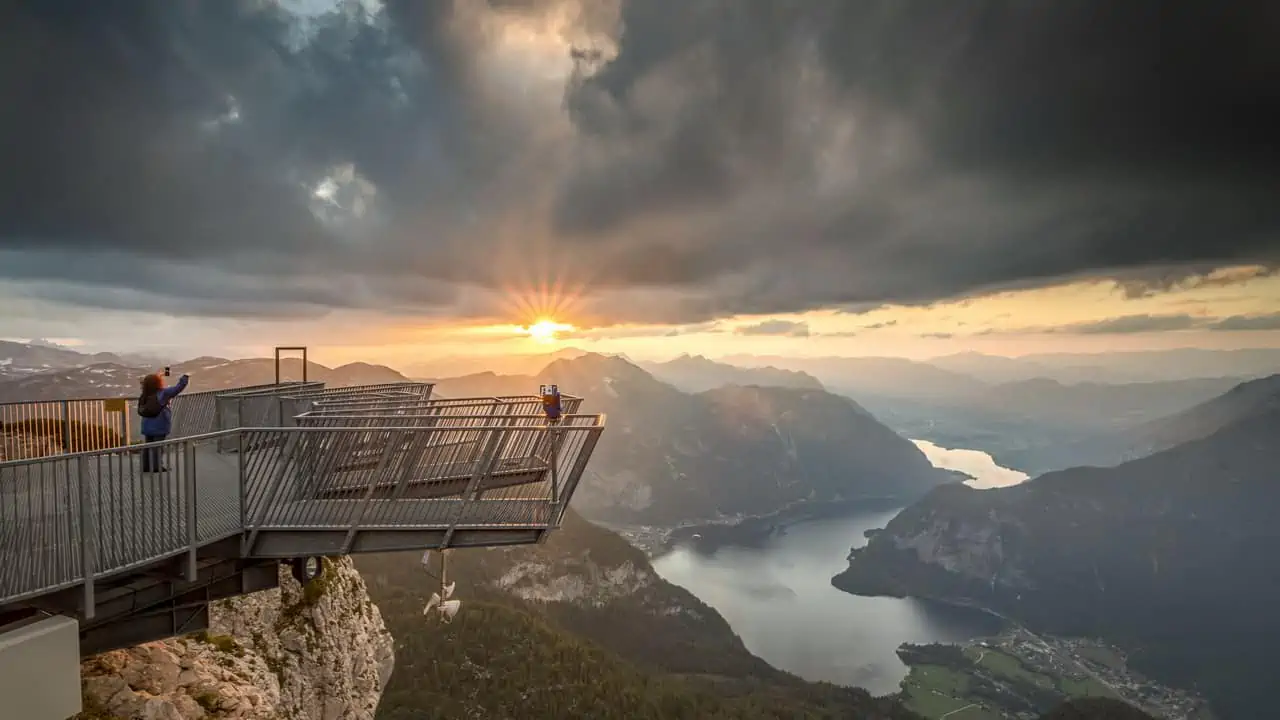 Vandra från Salzburg till Hallstatt solnedgång