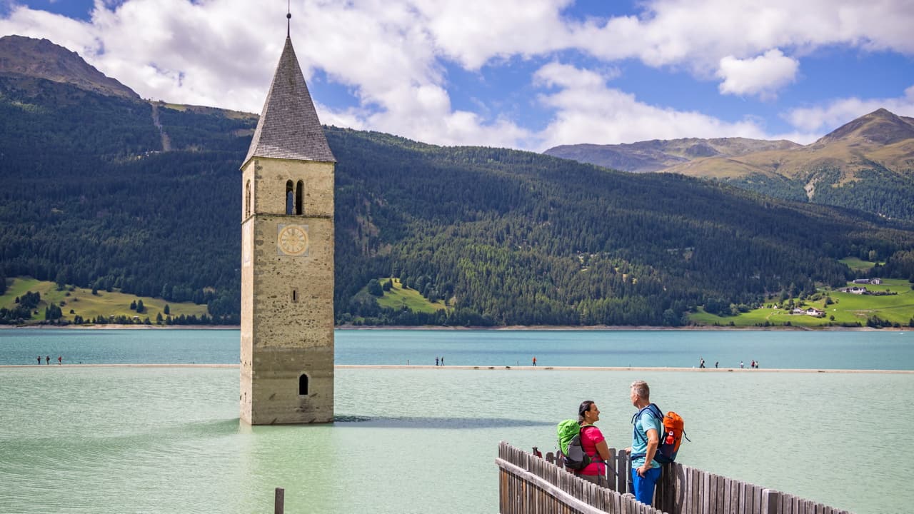 Kyrktornet i Reschensjön-Lago di Resia vandrare från Füssen till Meran