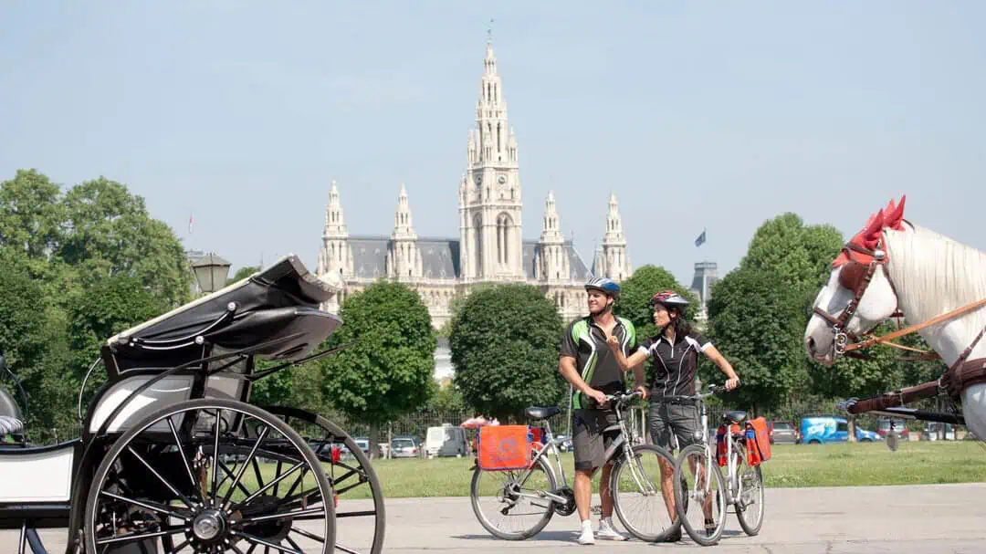 Cyklister på Heldenplatz i Wien