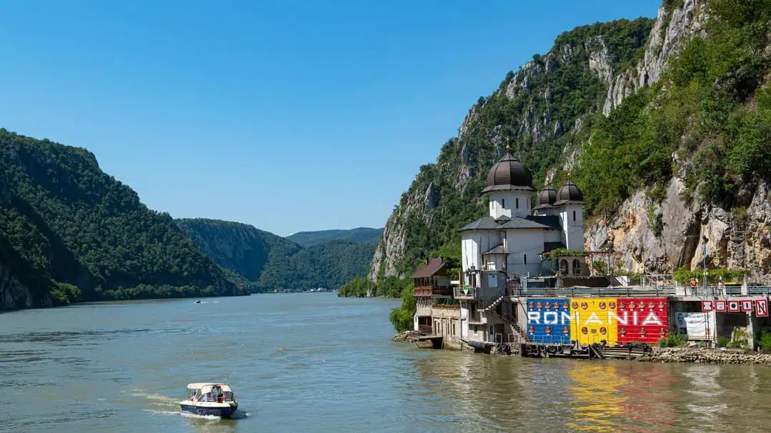 Klostret Mraconia vid järnporten Flodkryssning på Donau