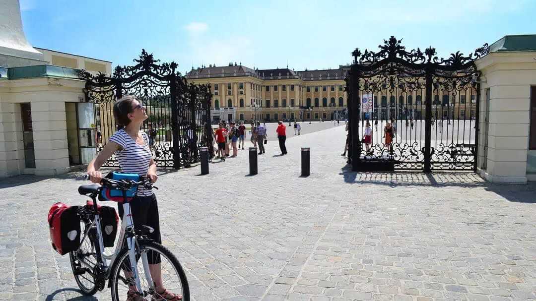 Slottet Schönbrunn vid ingången cykel