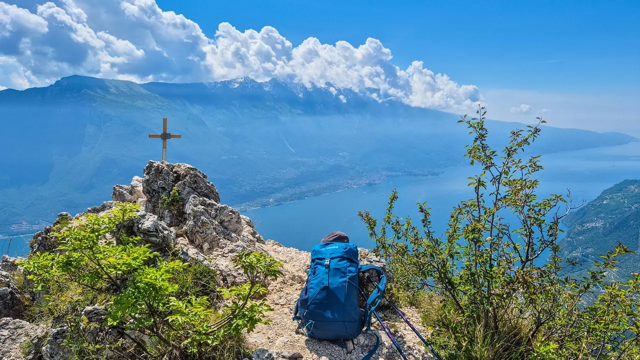 Vandring vid Gardasjön mäktiga vyer