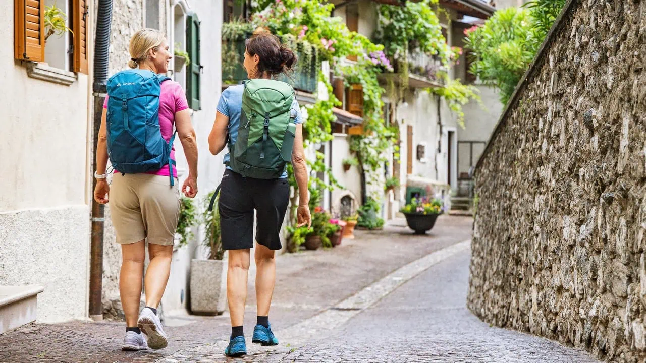 Vandrare vid Torbole runt Gardasjön