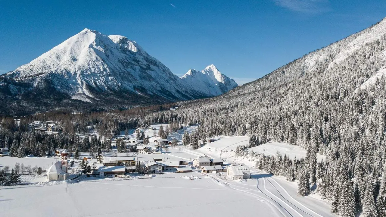 Leutasch Längdskidresa spår kyrka