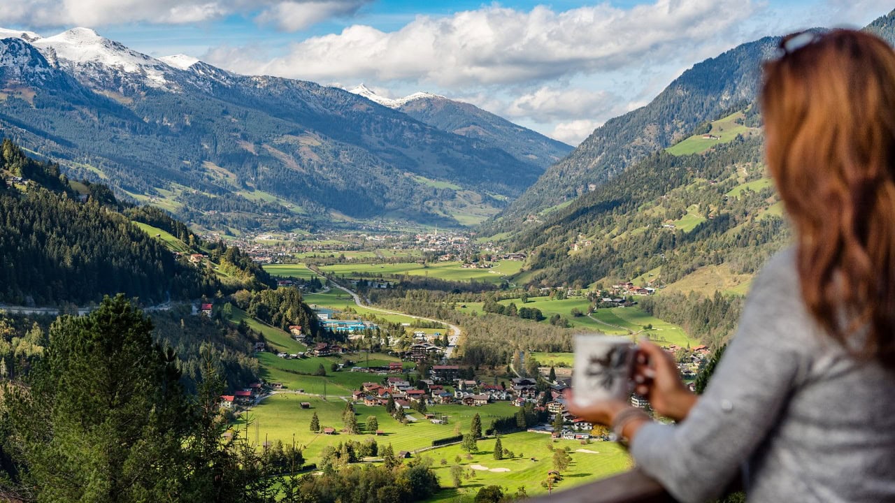 Kvinna njuter av utsikten från Hotel Alpenblick Bad Gastein