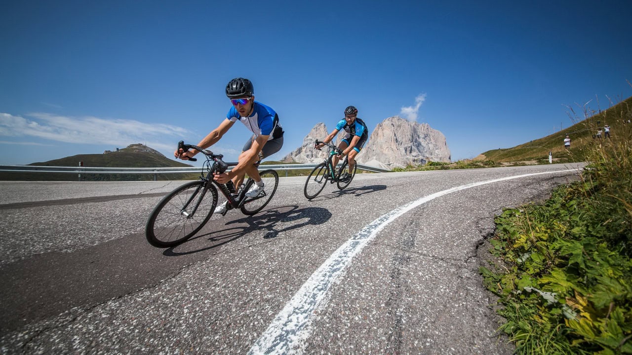 Landsvägscykling runt Dolomiterna i Italien